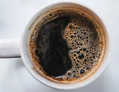 Miniatura: Do filiżanki kawy wsypuję jedną łyżeczkę....