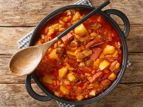 Miniatura: Z podsmażonej kiełbasy i kilku warzyw...