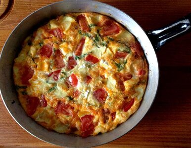 Zapiekany omlet z chorizo i kozim serem