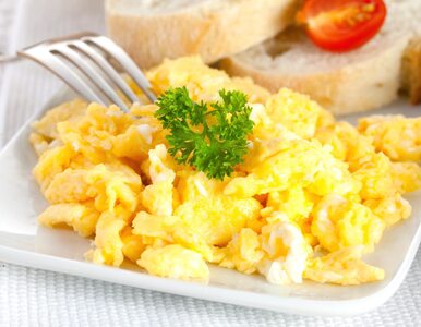 To najzdrowsza wersja jajecznicy. Jak zrobić jajecznicę na parze?
