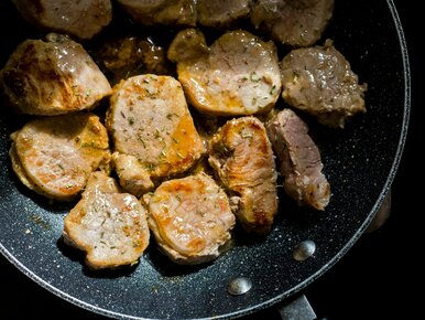 Miniatura: Podsmażam polędwiczkę i zalewam prostym...