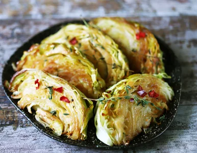 Miniatura: Zamiast surówki piekę kapustę. Znika z...