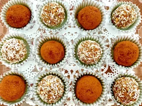 Miniatura: Z resztek sernika i babki robię deser...