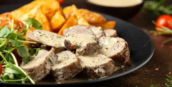 Miniatura: Polędwiczkę wieprzową podaję w wyrazistym...