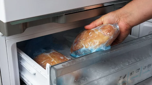 Miniatura: Nie rozmrażaj tak mięsa. Ten błąd może...