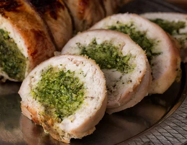 Miniatura: Zamiast piec filet z indyka, zwijam go w...