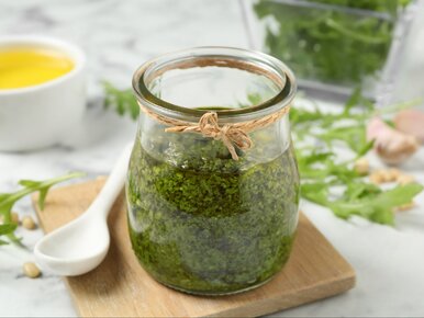 Miniatura: Miksuję zielone liście i pakuję do słoika....