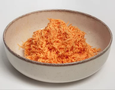 Miniatura: Ścieram marchewkę i robię pyszną surówkę...