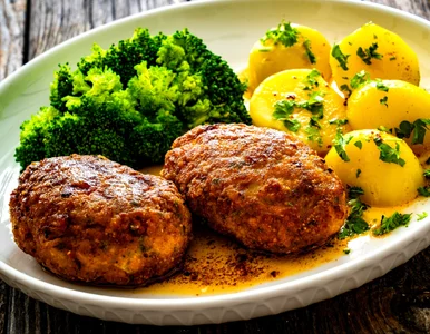 Miniatura: Do masy na kotlety ścieram zdrowy dodatek....