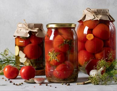 Miniatura: Wkładam pomidory do słoików, dodaję...