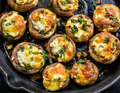 Miniatura: Kapelusze pieczarek i prosty farsz. Tę...