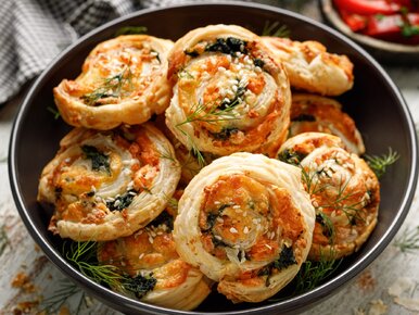 Miniatura: Rozwijam ciasto, dodaję prosty farsz i...