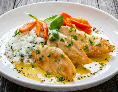 Miniatura: Pierś z kurczaka podaję w wyrazistym...