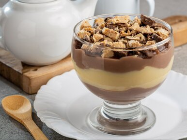 Miniatura: Do pucharków nakładam dwie słodkie masy....