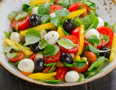 Miniatura: Mieszam mozzarellę z tymi składnikami i...