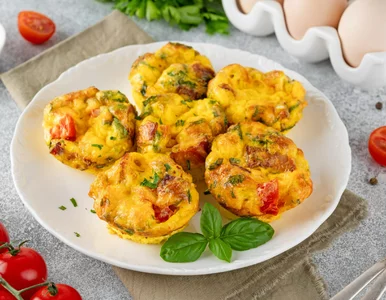 Miniatura: Masz jajka, ser i szynkę? Zrób te muffiny....