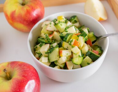 Miniatura: Do jabłek wkrajam soczyste warzywo i robię...
