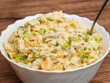 Miniatura: Siekam kurczaka, pora i robię sałatkę....