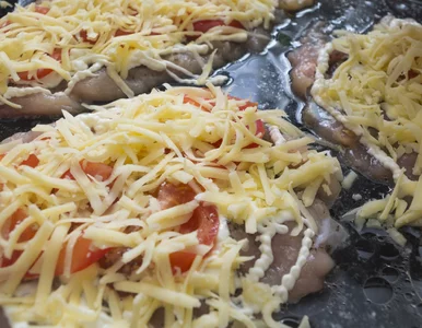 Miniatura: Pierś kurczaka smaruję majonezem i...