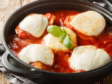 Miniatura: Duszę kurczaka w sosie i kładę mozzarellę....