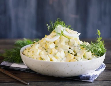 Miniatura: Z gotowanych jajek zrobisz sycącą sałatkę....