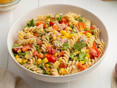 Miniatura: Dwie puszki, makaron i proste dodatki. Ta...