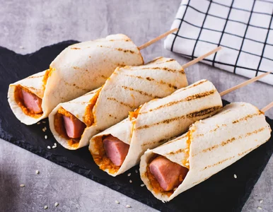 Miniatura: Zawijam parówki w tortillę i smażę chwilę...