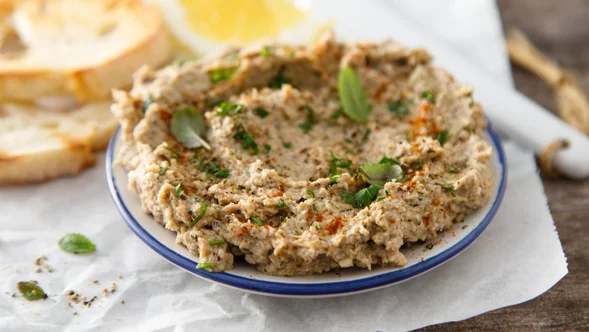 Miniatura: Rozgniatam puszkę i mieszam z twarogiem....