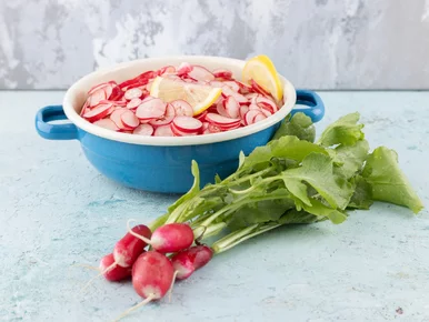 Miniatura: Do rzodkiewek dodaję prosty sos. Ta...