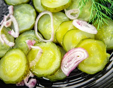 Miniatura: Kroję ogórki ze słoika i 2 dodatki....