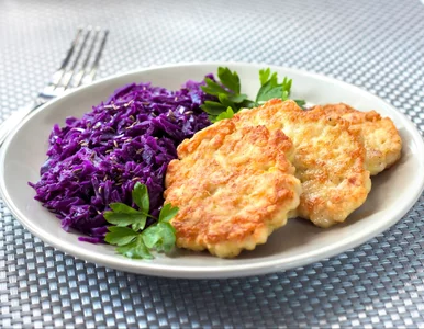 Miniatura: Kroję kurczaka w kostkę i dodaję jeden...