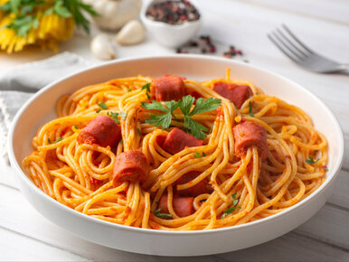 Miniatura: Przebijam parówki makaronem i wrzucam do...