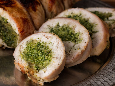 Miniatura: Zamiast piec filet z indyka, zwijam go w...