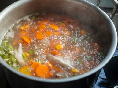 Miniatura: Wrzucasz to mięso do rosołu? Uważaj: może...