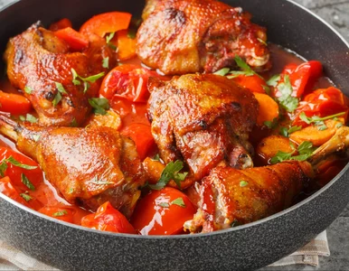 Miniatura: Kawałki kurczaka i trzy warzywa. Ten...