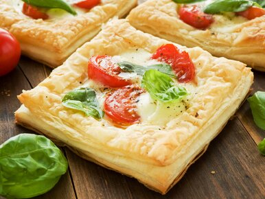 Miniatura: Kroję ciasto francuskie i piekę z dwoma...