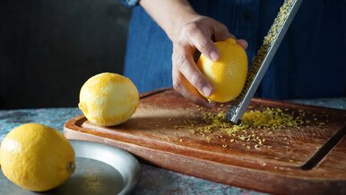 Miniatura: Ścieram skórkę  cytryny i dodaję do...