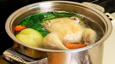 Miniatura: Kiedy dodawać warzywa do rosołu? Ten...