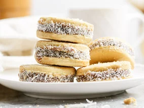 Miniatura: Kruche krążki przekładam mleczną masą....