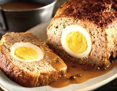 Miniatura: Jajka układam na mięsie i zwijam. Pieczeń...