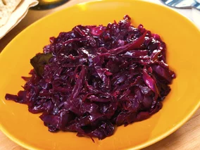 Miniatura: Szatkuję czerwoną kapustę i zalewam sokiem...