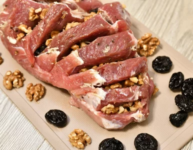 Miniatura: Nacinam karkówkę i wciskam dwa składniki....