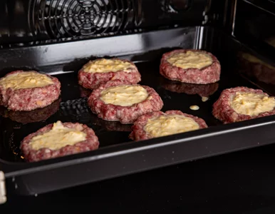 Miniatura: Wciskam szklankę w kotleta i wkładam do...