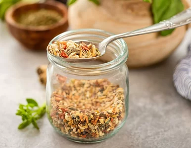 Miniatura: Zalewam wrzątkiem trzy przyprawy. Po...