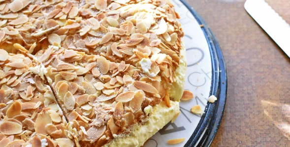 Miniatura: Dwa blaty i prosty krem. To pyszne ciasto...