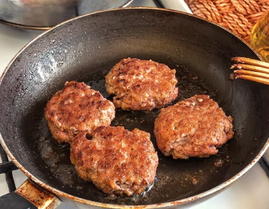 Miniatura: Do mielonego nie daję już bułki. Wsypuję...