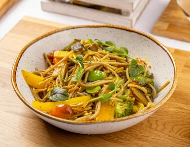 Miniatura: Z makaronu i paru warzyw szykuję...