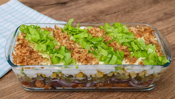 Miniatura: Warstwowa sałatka z kurczakiem. Pyszna i...