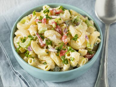 Miniatura: Lekka sałatka makaronowa, która naprawdę...