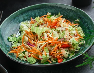 Miniatura: Ta surówka z kapusty pekińskiej znika u...